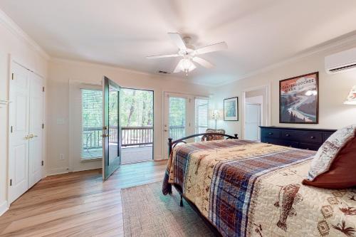 Un pat sau paturi într-o cameră la Riverside Trout Haven