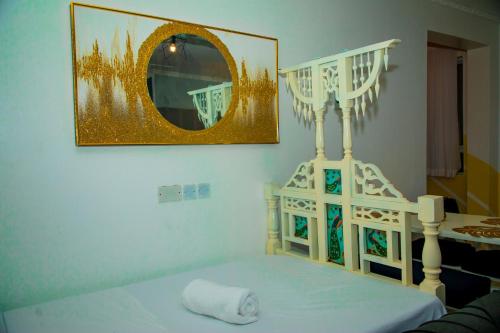 een kamer met een spiegel en een bed met een handdoek bij Nay homes - Mtwapa pride in Mtwapa