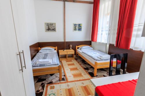 ein kleines Zimmer mit 2 Betten und einem Fenster in der Unterkunft Apartments Villa Kobilj in Banja Luka