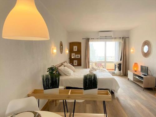 Studio with great sea view, near the beach, with AC and pools
