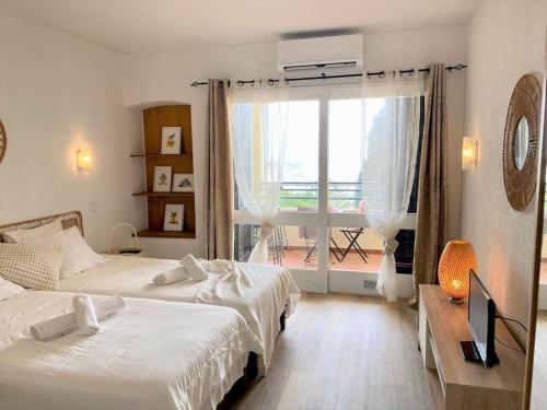 Studio with great sea view, near the beach, with AC and pools