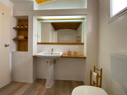 Studio with great sea view, near the beach, with AC and pools