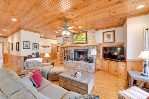 Φωτογραφία από το άλμπουμ του Deck and Golf Course Views Inviting Cashiers Condo σε Cashiers