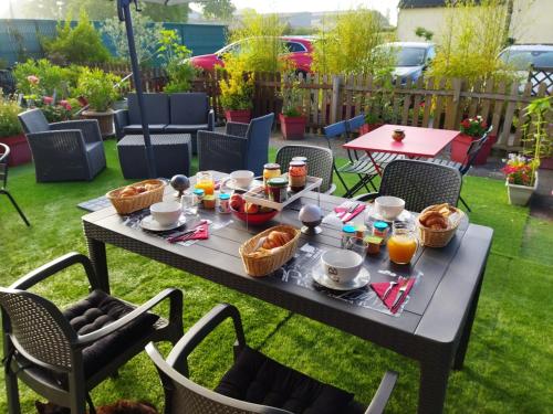 een picknicktafel met eten op de tuin bij Chez Cathy in Loscouët-sur-Meu