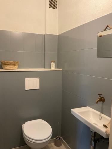 une salle de bain avec toilettes et lavabo dans l'établissement NATURE by Reine du Sud, proche des Grands Buffets, à Narbonne