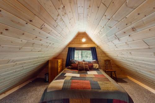 een slaapkamer in een blokhut met een bed erin bij North Fork Cabin in Cle Elum