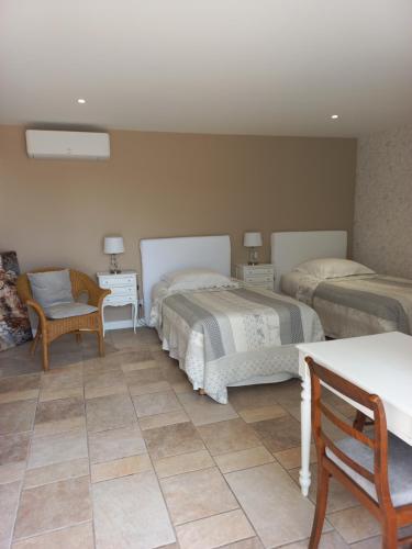 Una cama o camas en una habitación de L'Eglantyne