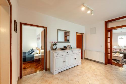 Pokój z białą szafką i sypialnią w obiekcie Apartment Miljas w mieście Cavtat