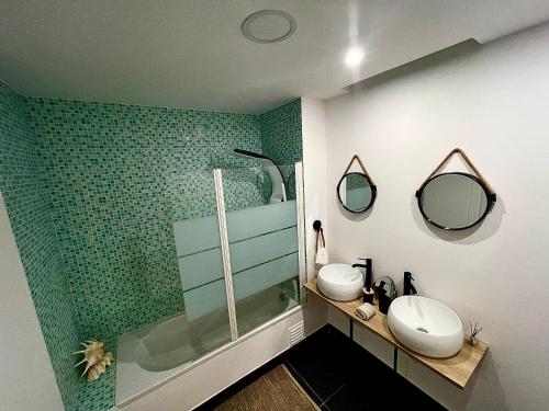 y baño con 2 lavabos, ducha y espejos. en Zambujeira Terrace, en Zambujeira do Mar