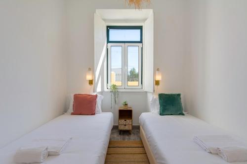 Postel nebo postele na pokoji v ubytování Cozy Apartment with Patio near Carcavelos Beach