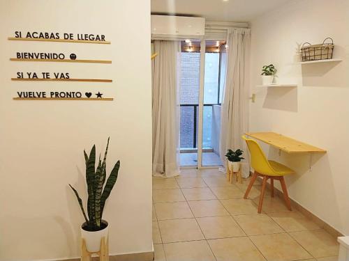 a dining room with a table and a yellow chair at NUEVA CORDOBA Apartamento ILLIA, Excelente ubicación!!! in Córdoba