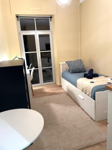 une petite chambre avec un lit et une télévision dans l'établissement Petit Studio Centre-Ville n°14, à Besançon