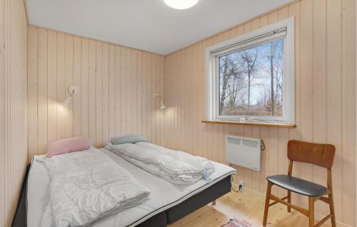 1 dormitorio con 1 cama, 1 silla y 1 ventana en Lovely Home In Slagelse With Kitchen, en Slagelse