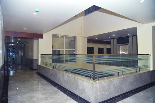 ein großes Gebäude mit Glasboden in einer Lobby in der Unterkunft Hotel Royal Inn in Mudhol