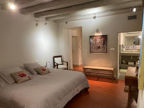 - une chambre avec un lit, une table et une chaise dans l'établissement Ermitage Notre Dame de Vacquieres, à Noves