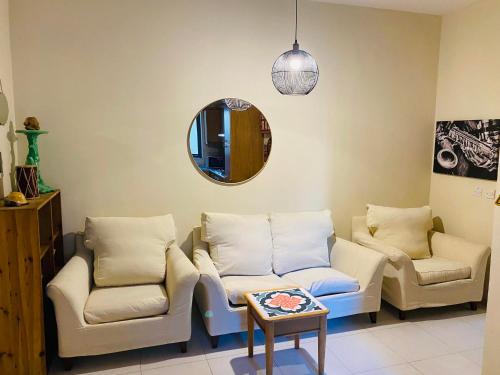 a waiting room with two chairs and a mirror at the valley in Il-Gżira
