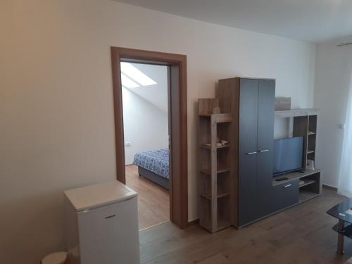 une pièce avec une chambre avec un lit et un miroir dans l'établissement Ekskluziv, à Paraćin