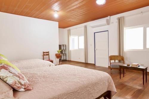 1 Schlafzimmer mit 2 Betten und Holzdecke in der Unterkunft CASONA DON LUCAS in Tarapoto