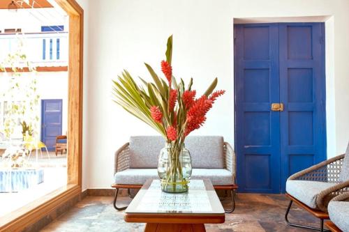 a vase with flowers on a table in a living room at CASONA DON LUCAS in Tarapoto