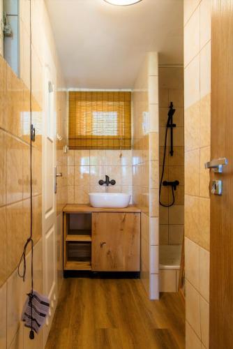 a bathroom with a sink and a toilet and a tub at Folwark Wierzchy in Wierzchy