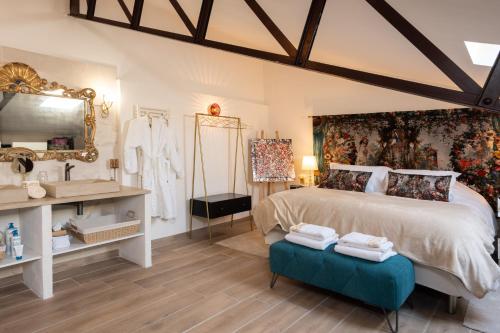 a bedroom with a large bed and a mirror at L’Avant Scène - Loft de Luxe - Atelier d'artiste in Avignon