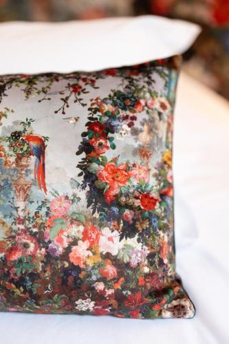 a colorful pillow with a bird on it at L'Avant Scène Meublé 5 étoiles Parking Gratuit Jacuzzi in Avignon