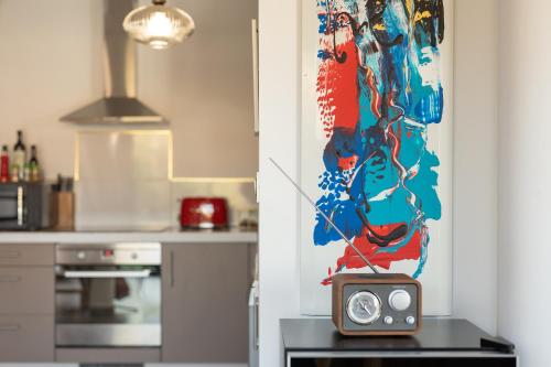 a small radio sitting on a table in a kitchen at L'Avant Scène Meublé 5 étoiles Parking Gratuit Jacuzzi in Avignon