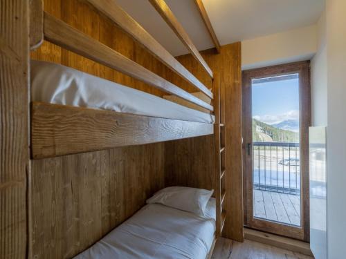 Ce lit superposé se trouve dans un dortoir doté d'une fenêtre. dans l'établissement Appartement neuf, 3 ch., 8 pers., cabine, au pied des pistes à Courchevel - FR-1-563-112, à Courchevel