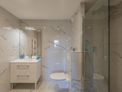 une salle de bain avec une douche, des toilettes et un lavabo dans l'établissement Appartement neuf, 3 ch., 8 pers., cabine, au pied des pistes à Courchevel - FR-1-563-112, à Courchevel