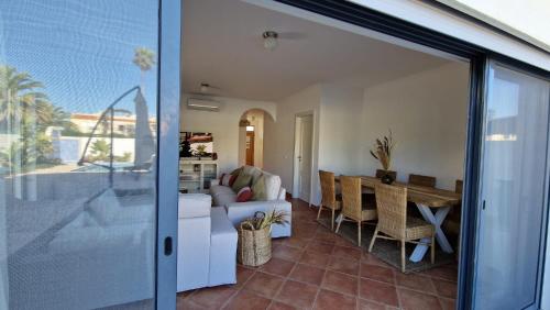 sala de estar y comedor con mesa de comedor en Beachfront house,Manta Rota,Algarve, en Vila Nova de Cacela