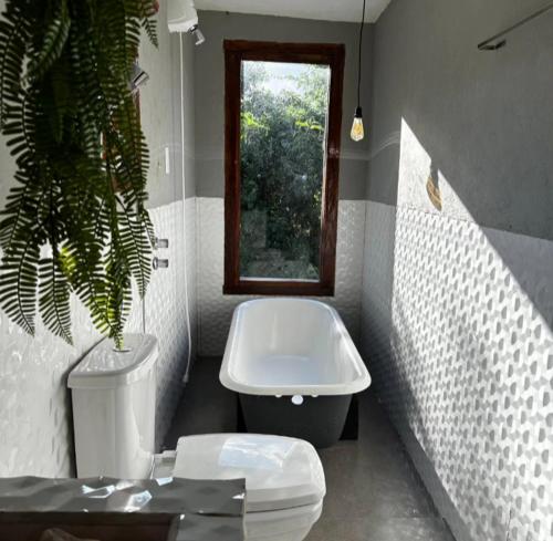 y baño con aseo, lavabo y bañera. en Ecovalle São Thomé en São Tomé das Letras