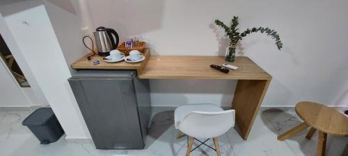a desk in a room with a white chair at HOTEL A & A SANTA ALEJANDRIA in Medellín