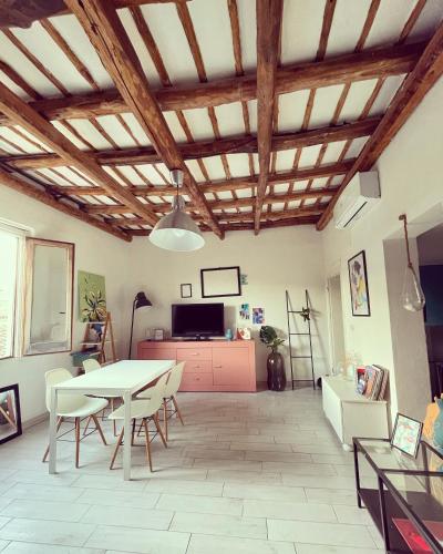 una sala de estar con una mesa y sillas en Duende, en Trapani