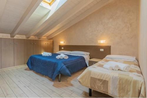 1 dormitorio con 2 camas y toallas. en Affittacamere Borgo Roma, en Verona