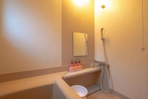 uma casa de banho com uma banheira, um WC e um lavatório. em Stay In Miyashita em Asahikawa