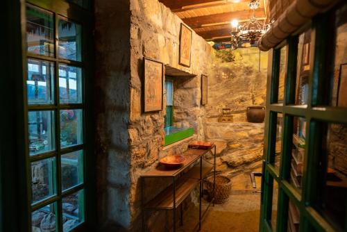 een stenen badkamer met een wastafel en een raam bij Brvnara Orlovo Gnezdo in Rudno