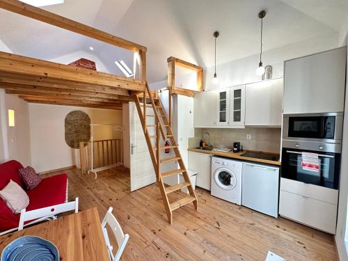 eine kleine Küche mit einem Hochbett in einem Zimmer in der Unterkunft Lovely Loft in Setúbal
