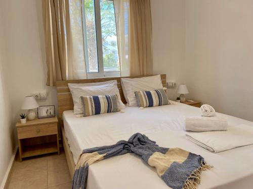 sypialnia z dwoma łóżkami i oknem w obiekcie El Greco Apartment in Kos Town, Walking Distance to the Beach - No 15 w mieście Kos