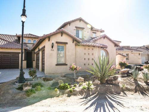 La PonderosaにあるEl Dorado San Felipe Beachfront Vacation Rental Condo 75-4の通りの光が差し込む家