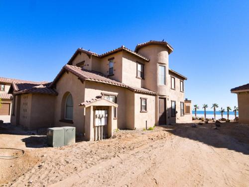 La PonderosaにあるEl Dorado San Felipe Beachfront Vacation Rental Condo 75-4の未舗装道路中間大家