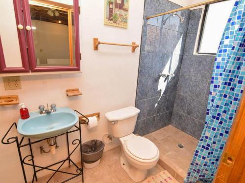 un bagno con wc, lavandino e doccia di Casa Palos Verdes Rental El Dorado Ranch San Felipe a San Felipe