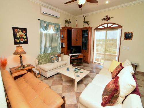 Χώρος καθιστικού στο Lovely vacation home in Mision Los Sahuaros