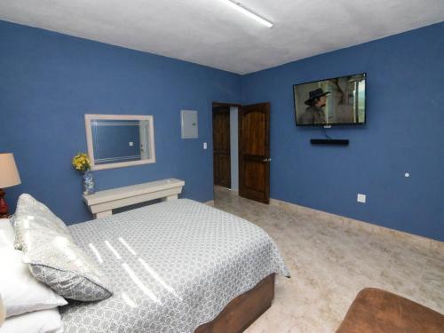 Μια τηλεόραση ή/και κέντρο ψυχαγωγίας στο Cozy San Felipe House - Casa Montaña y Mar.