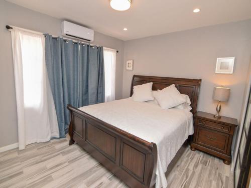 Un dormitorio con una cama grande y una ventana en New style La hacienda condo 19, en San Felipe