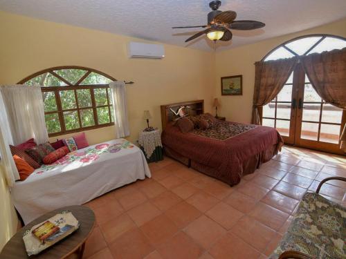 um quarto com 2 camas e uma ventoinha de tecto em San Felipe hidden Gem, Casa Marina em San Felipe