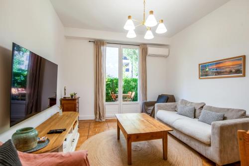 un salon avec un canapé et une table dans l'établissement Appartement Pommelo - Welkeys, à Nice