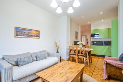 un salon avec un canapé et une table dans l'établissement Appartement Pommelo - Welkeys, à Nice