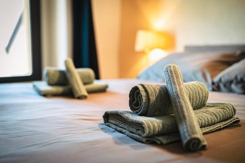 a group of towels on a bed in a hotel room at CASA OPICINA - Elegante appartamento in VILLA CARSICA in Villa Opicina