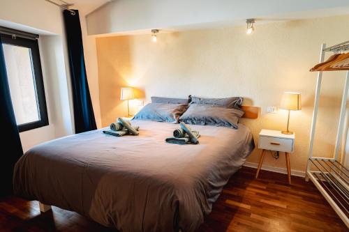 - une chambre dotée d'un grand lit avec des chaussures dans l'établissement CASA OPICINA - Elegante appartamento in VILLA CARSICA, à Villa Opicina