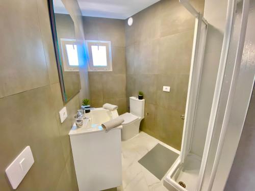 een badkamer met een toilet, een wastafel en een douche bij ANNA beautiful apartment in the first Oceanline in Los Cristianos. in Los Cristianos
